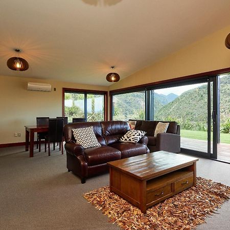 Glencree Luxury Chalets Кайкура Екстериор снимка